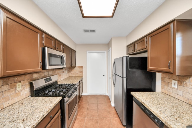 Photo - 2102 Rolling Glen Dr