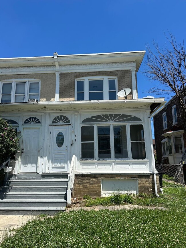 Building Photo - LARGE 4 Bed, 1.5 Bath ready for rent!