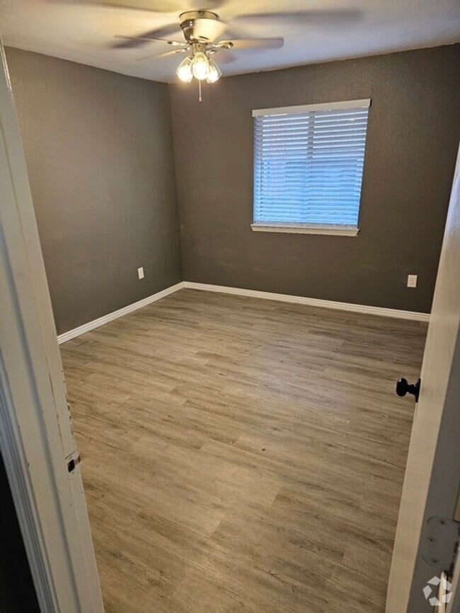 Building Photo - 1385 W University Ave Unit 1385 W University Ave Rental