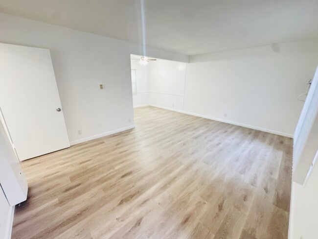 UNIDAD #3 SALA DE ESTAR - 19419 Victory Blvd