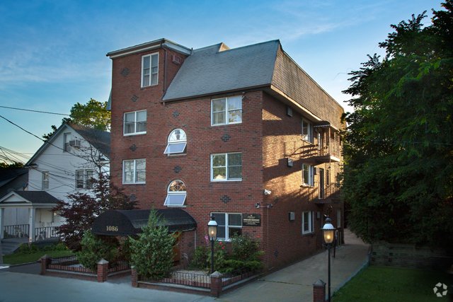 Building Photo - Fairfield Townhouse At Woodmere