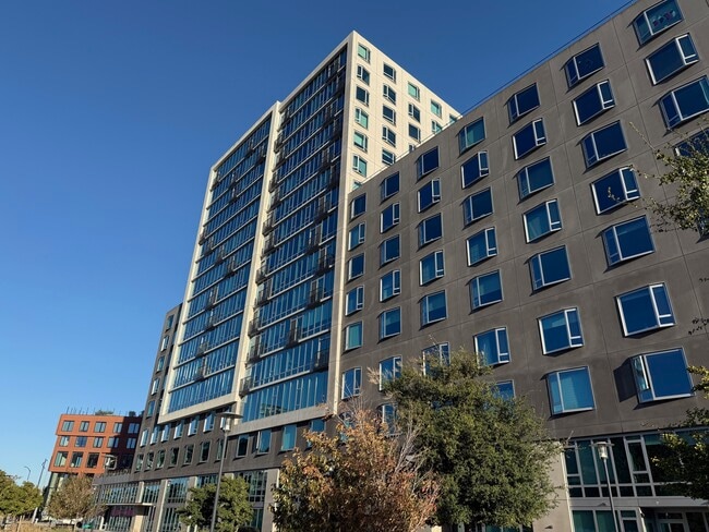 Building Photo - 1000 3rd St Unit #1003