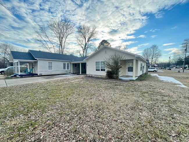 Building Photo - 1361 Davis St Unit B