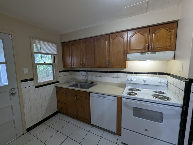 Photo - Sweet on Ashford: Sunny Spaces & Classic Charm!