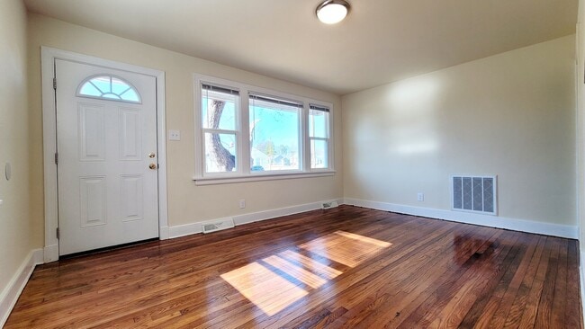 Photo - 3811 Larry St