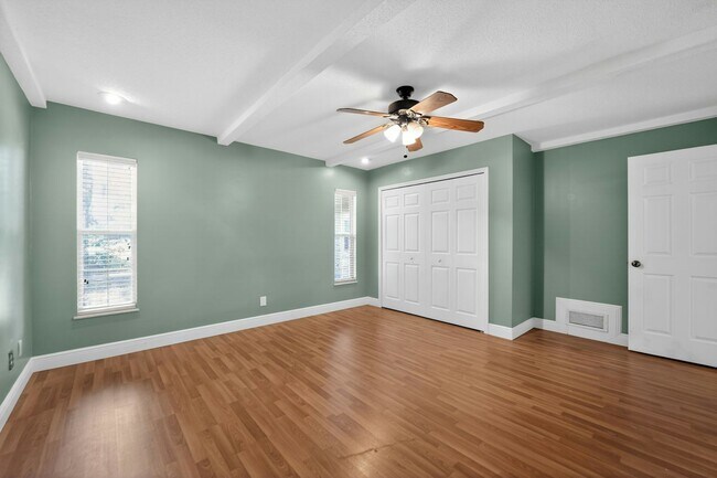 Photo - 220 Valencia Ct