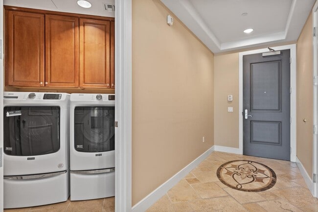 Building Photo - 2211 E Camelback Rd Unit 604