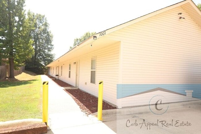 Building Photo - Utilities included!! Internet included!! Spacious 2 bed /2 full bath apt - includes washer/dryer