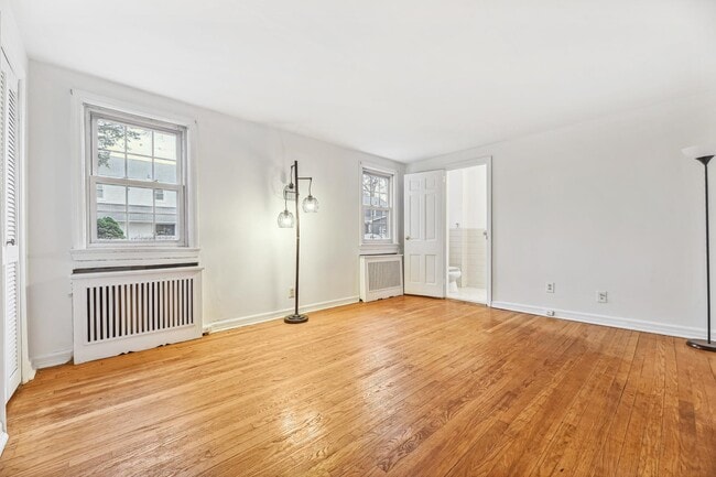 Photo - 5-08-8 Essex Pl