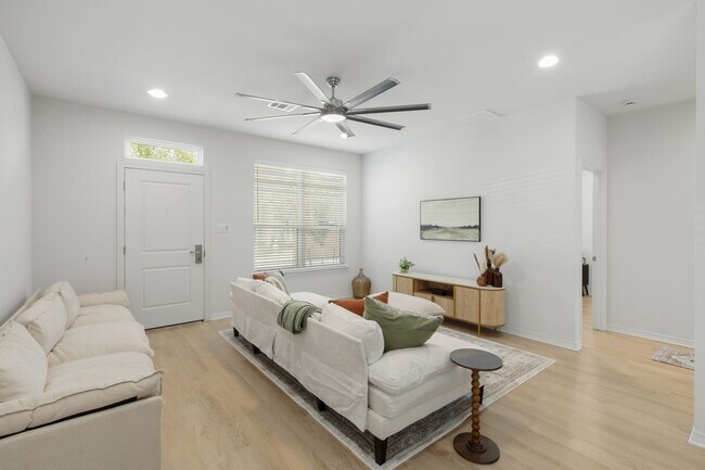 Photo - 228 Richards St