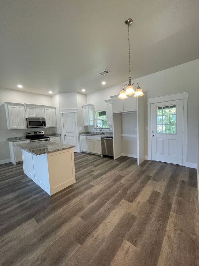 Photo - Spacious 4/2 Located for Convenience