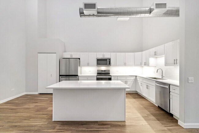 Photo - 1900 W Lawrence Ave