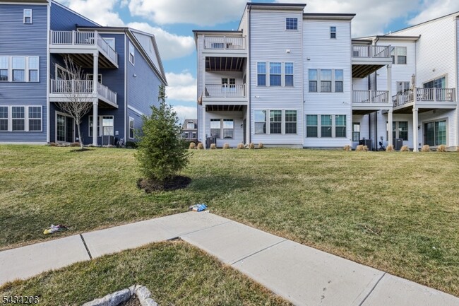 21 Dahlia Dr