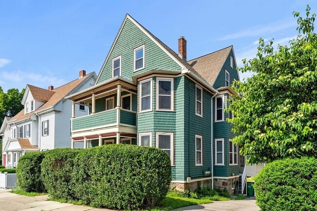 Building Photo - 36 Willow St Unit 3