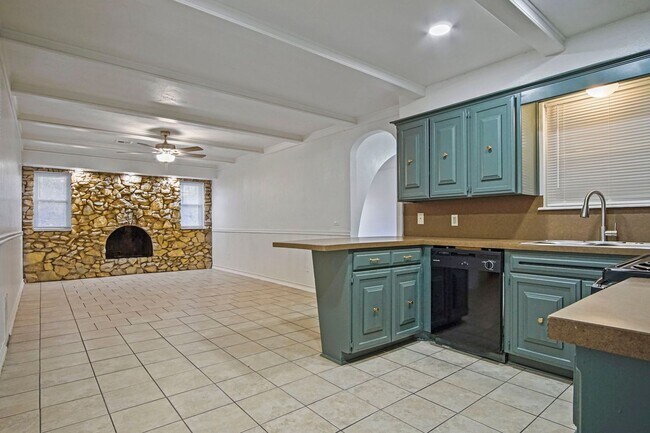 Photo - Beautifully Renovated 3bed/  2bath in Del city!   Bonus room in the Master bedroom!!