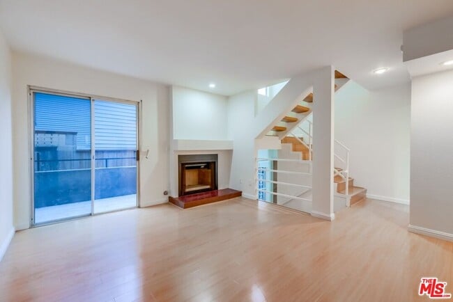 Building Photo - 1077 W Kensington Rd Unit 3