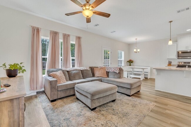 Photo - AVAILABLE NOVEMBER (PET FRIENDLY)