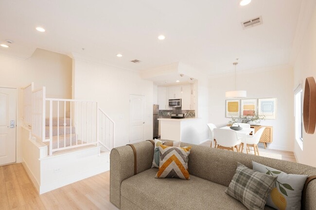 Photo - 1752 N Kingsley Dr.