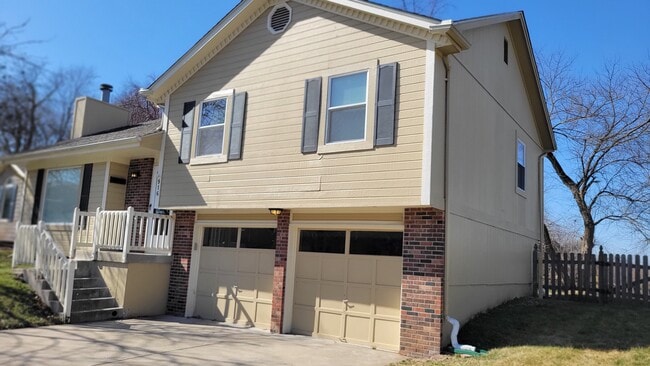 Photo - 916 NE Bristol Dr