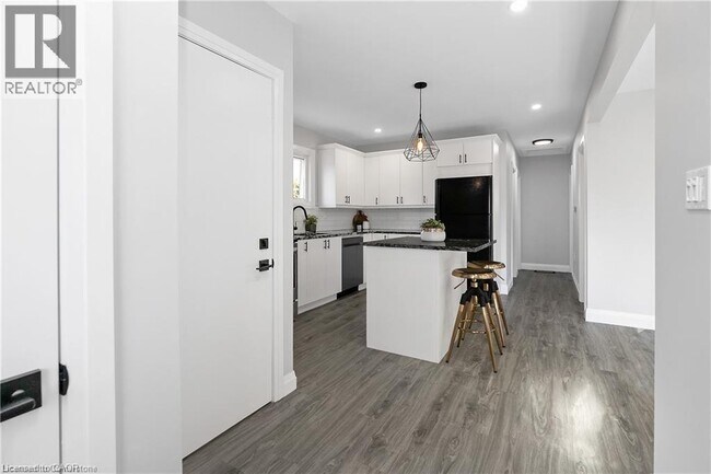 Photo - 254 W 31st St