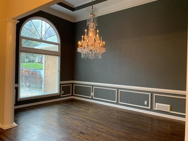 Photo - 930 Richmond Hill Dr