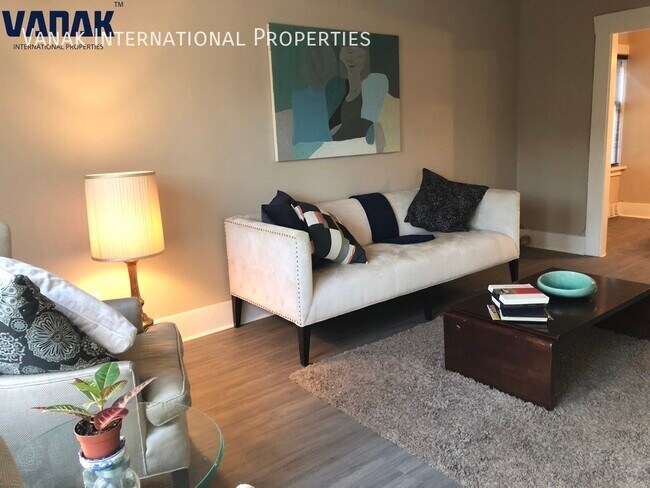 Photo - Spacious 3 Bedroom, 2 Bath Home in Prime Kitsilano Location Unit Main floor