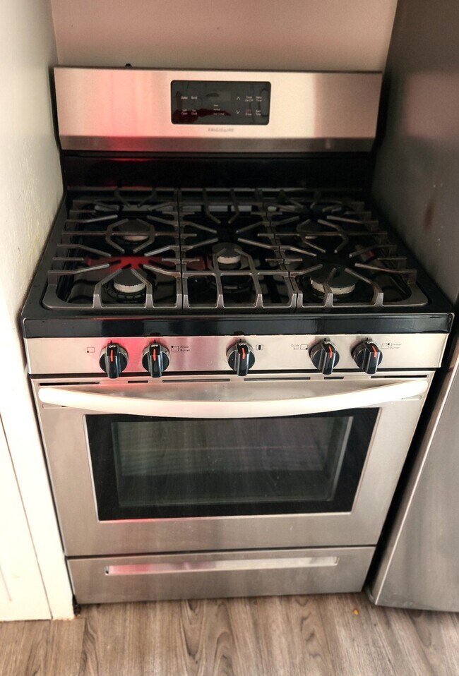 Photo - AFFORDABLE & UPDATED PHOENIX LIVING – PRIME LOCATION 1 BEDROOM OWENR OFFERING $500 GIFT CARD SUCC...