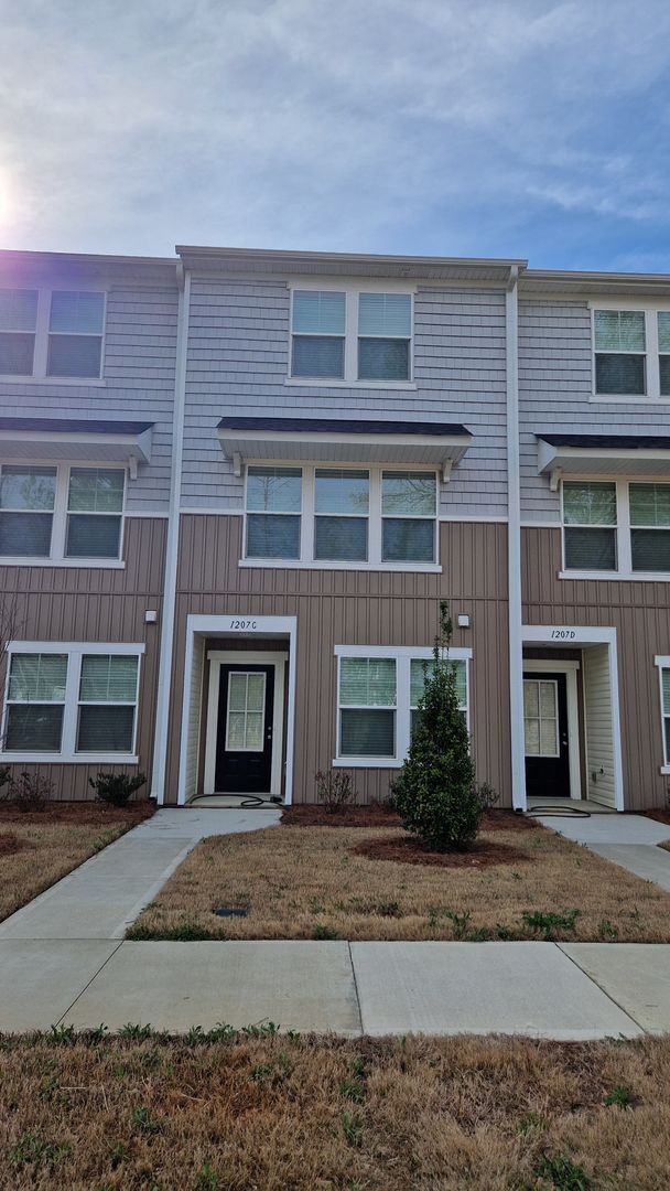 Building Photo - Brand New Townhome | 3 BR/3.5BA | 1-Car Garage | Near Downtown Mooresville