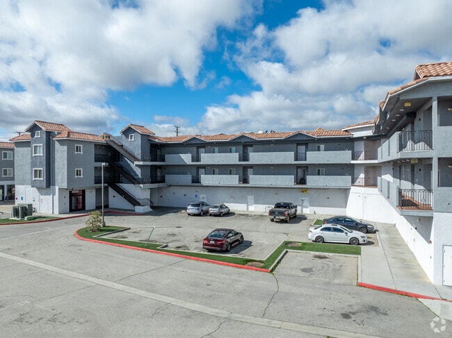 Edificio minorista Arbor Grove - Arbor Grove Apartments - SENIOR LIVING