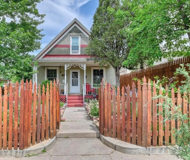 Oozing charm, as gorgeous inside as out. - 812 E Cache La Poudre St House