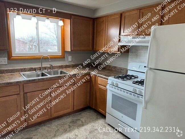 Building Photo - Large Two Bedroom with Garage Available Ap... Unit D Rental