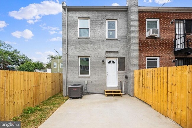Building Photo - 1658 F St NE Rental