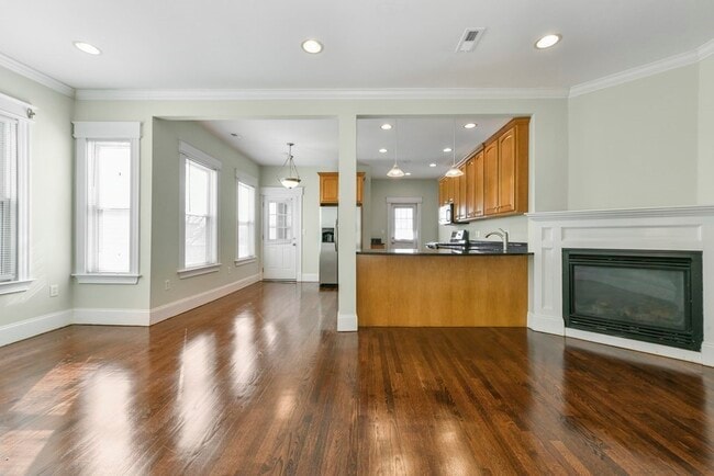Building Photo - 629 E 6th St Unit 3