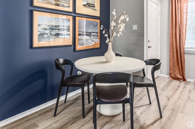 2BR, 2BA - 988SF - Dining