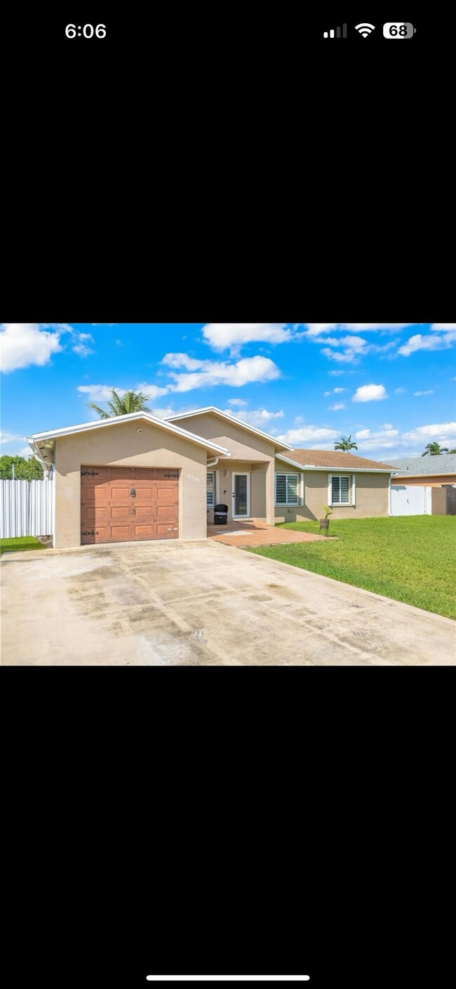 Building Photo - 16906 SW 110th Ct