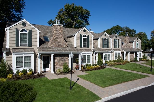 Fairfield Townhouses At Amityville Village - Fairfield Townhouses At Amityville Village