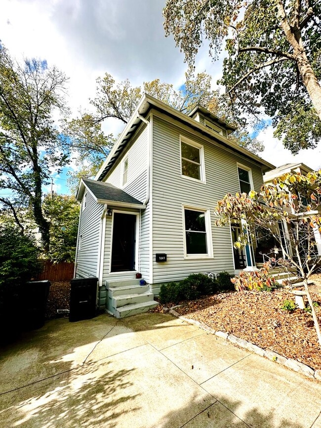 Building Photo - 1841-1843 Edgeland Ave Unit 1841 Edgeland Ave