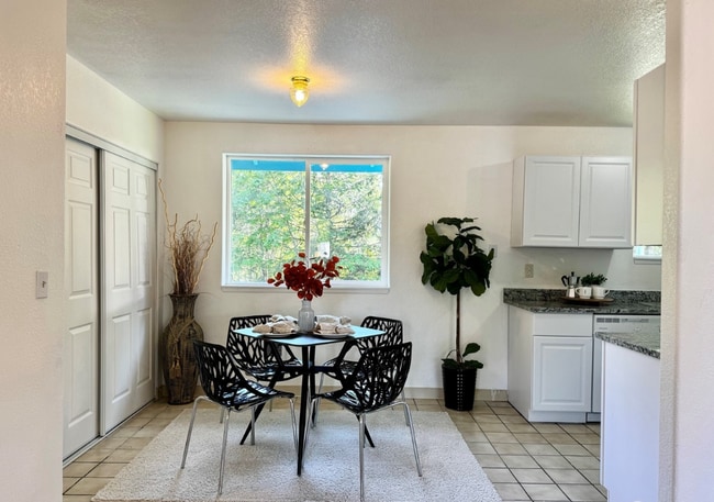 60 E Peyton Pl