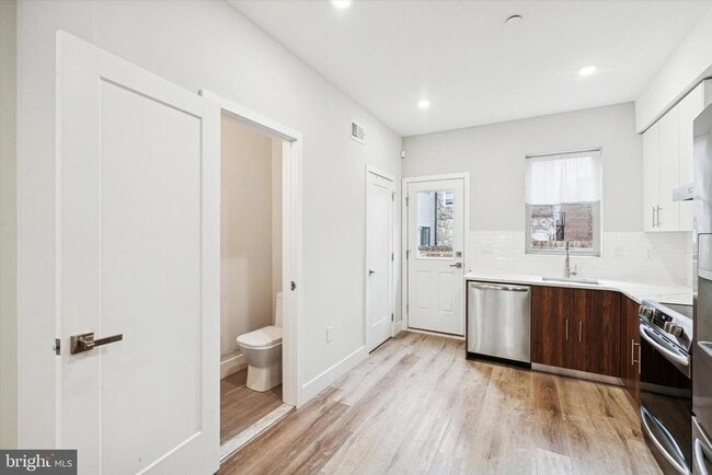 Photo - 2213 Emerald St