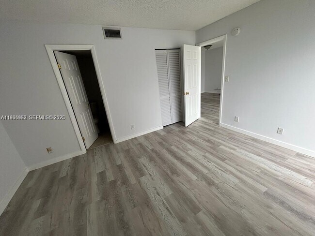 Photo - 8600 N Sherman Cir Unit 406