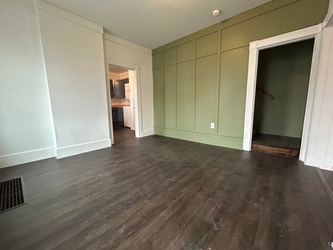 Photo - 1668 Memorial Ave