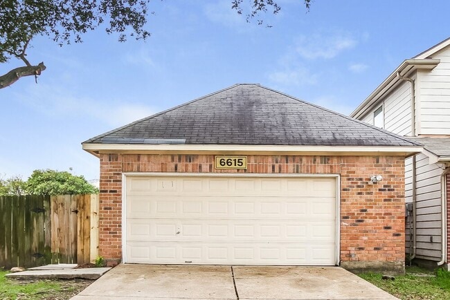 Building Photo - 6615 Bluebottle Ln