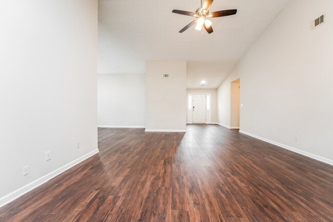 Photo - 1122 Alysum Ave SE