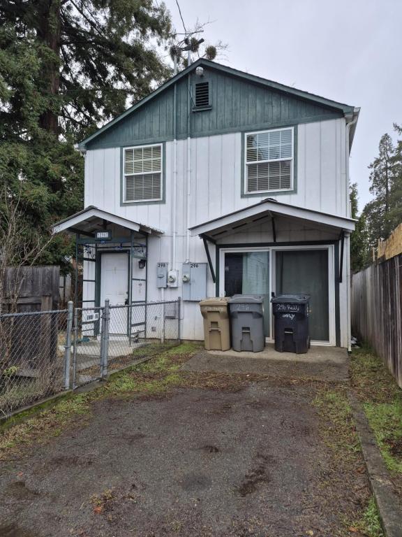 Building Photo - 296 Reddy St