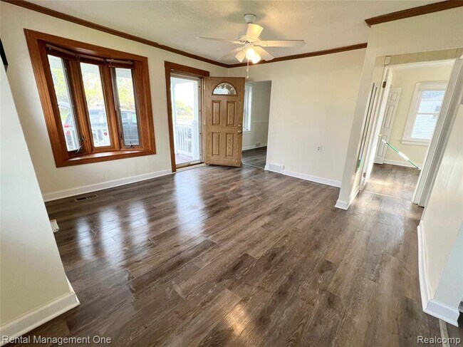 Photo - 7531 Inkster Rd