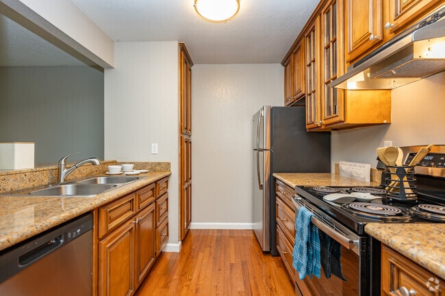 1BR, 1BA - 630SF - Kitchen