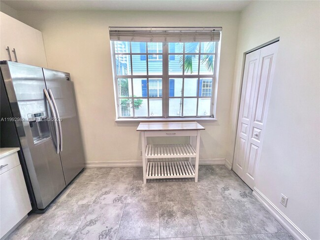 Photo - 450 NE 2nd Ave