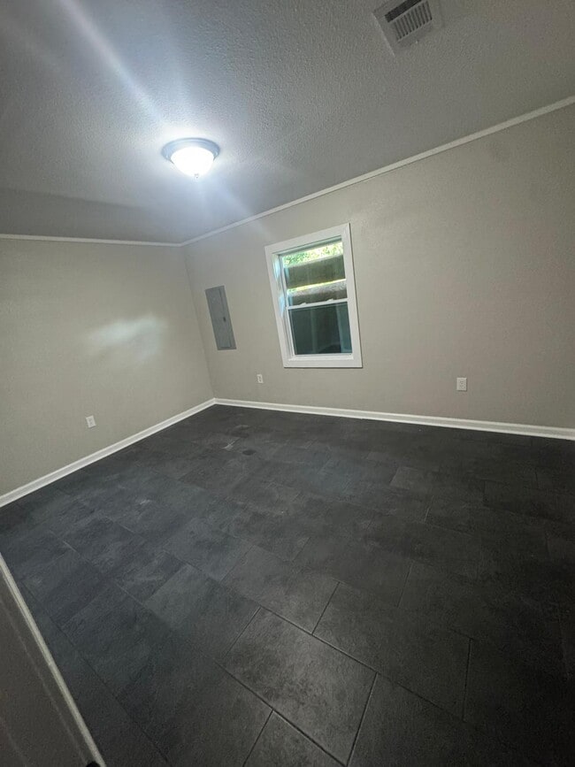 Photo - 1490 Hugenot St