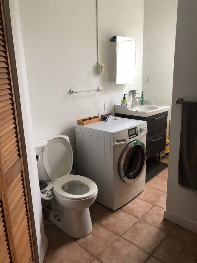 Photo - Stunning 2BR Queen Anne Victorian in East Rock | Bay Windows | In-Unit W/D | Parking Included Unidad 2