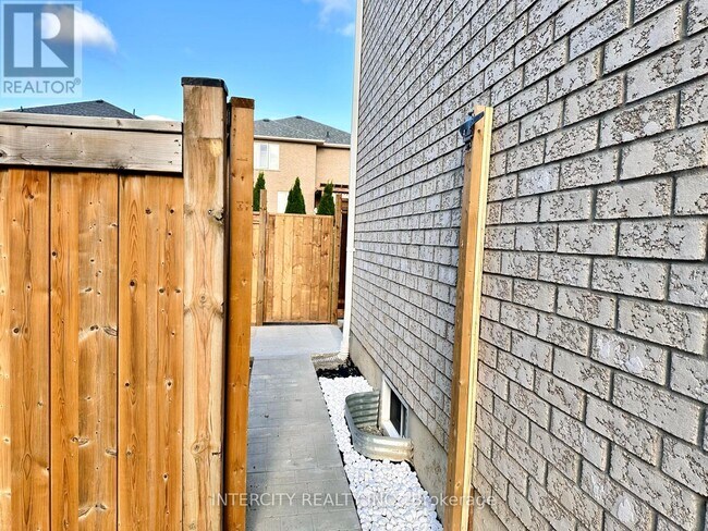 Photo - 77 Romanelli Cres